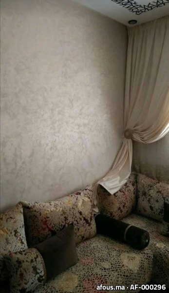 Chambre à faux plafond à liseré rose et mur