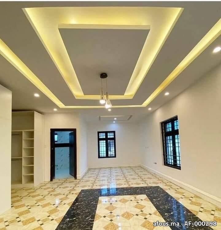 Salon à faux plafond en plâtre et lustre — Casablanca