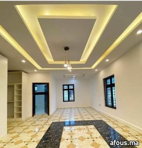 Salon à faux plafond en plâtre et lustre — Casablanca