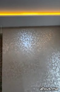 Finition décorative taupe à bandeau LED — Kénitra