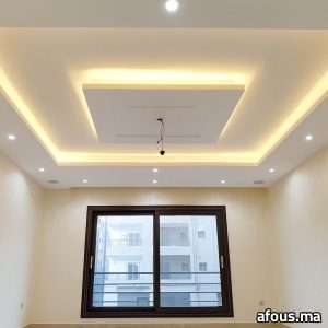 Faux plafond à cadre carré rétro-éclairé LED et gorge — Rabat