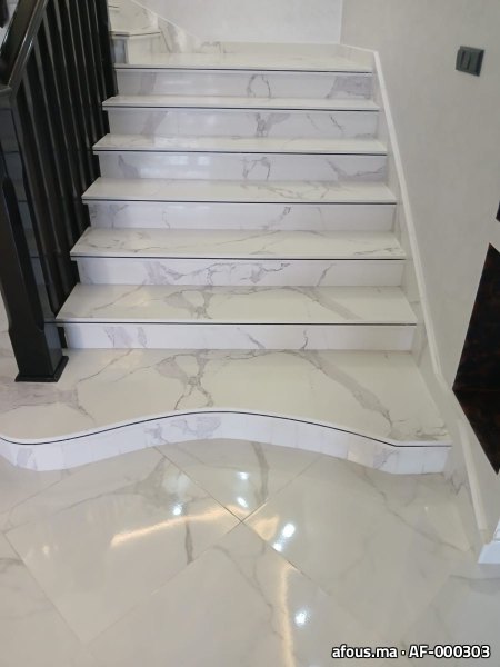 Escalier en marbre beige et contremarches noires poli brillant