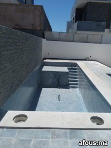 Piscine en mosaïque grise avec escalier, en cours — Casablanca
