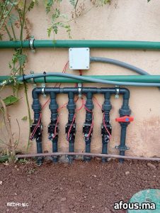 Collecteur d'arrosage automatique à électrovannes dans un jardin — Casablanca