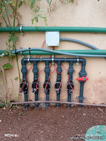 Collecteur d'arrosage automatique à électrovannes dans un jardin
