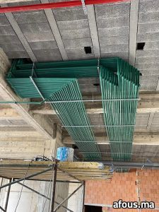 Réseau de tuyauterie PPR verte fixé sous une dalle — Casablanca
