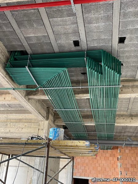 Réseau de tuyauterie PPR verte fixé sous une dalle