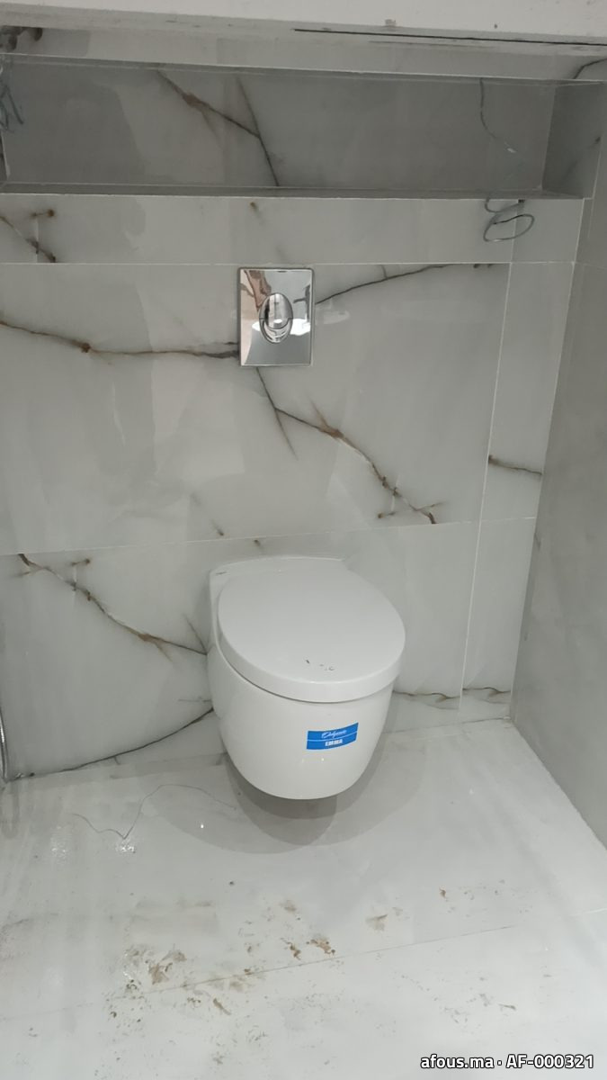 WC suspendu blanc dans une niche effet marbre veiné d'or — Oujda