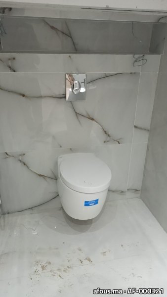 WC suspendu blanc dans une niche effet marbre veiné d'or — Oujda