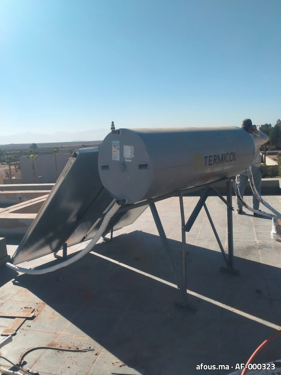 Chauffe-eau solaire à thermosiphon sur une terrasse — Marrakech