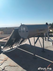 Chauffe-eau solaire à thermosiphon sur une terrasse — Marrakech