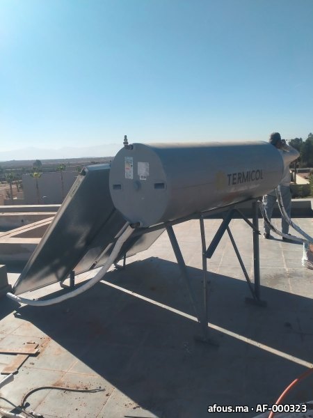 Chauffe-eau solaire à thermosiphon sur une terrasse