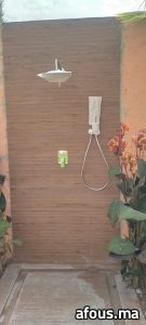 Douche extérieure de jardin à mur en lames composite — Marrakech
