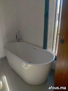 Baignoire ilot ovale blanche à robinet sur pied — Marrakech