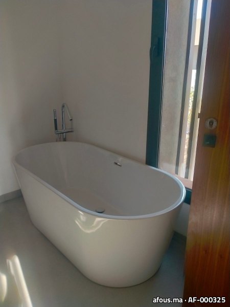 Baignoire ilot ovale blanche à robinet sur pied