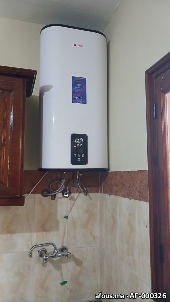Chauffe-eau électrique à ballon avec afficheur, installé