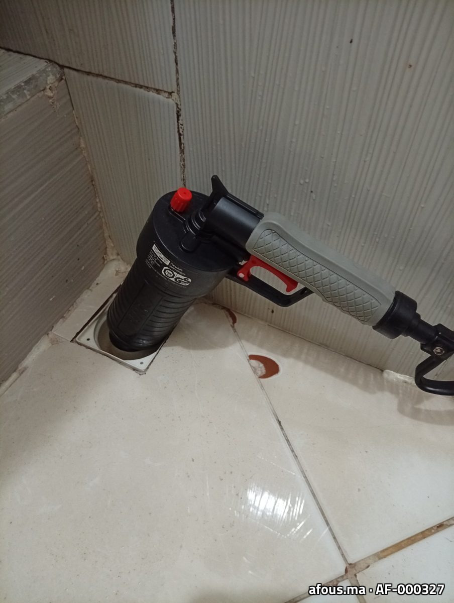 Débouchage d'un siphon de sol à la pompe manuelle — Agadir