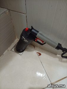 Débouchage d'un siphon de sol à la pompe manuelle — Agadir
