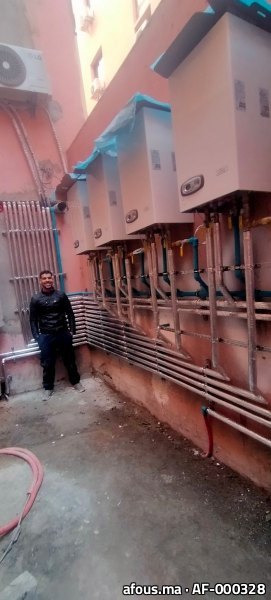 Serie de chauffe-eau à gaz installés contre un mur