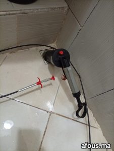 Outils de débouchage près d'une évacuation de sol — Agadir