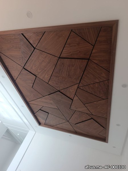 Plafond en panneau de noyer à motif géométrique