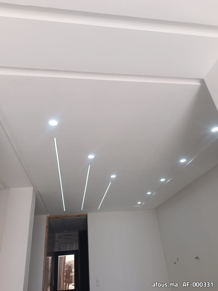 Faux plafond à spots et rubans lumineux convergents — Dakhla