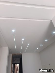 Faux plafond à spots et rubans lumineux convergents — Dakhla