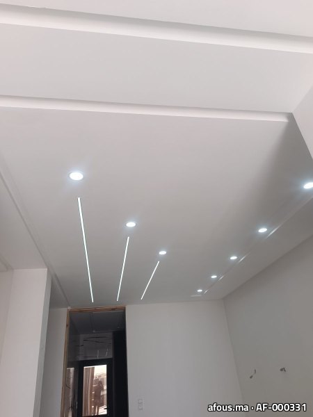 Faux plafond à spots et rubans lumineux convergents