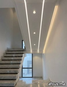 Cage d'escalier à faux plafond lumineux et marbre — Dakhla