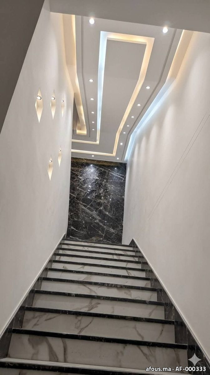 Cage d'escalier à faux plafond étagé et appliques — Dakhla