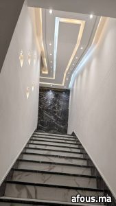 Cage d'escalier à faux plafond étagé et appliques — Dakhla