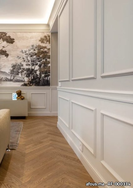 Mur à moulures classiques et fresque paysagère