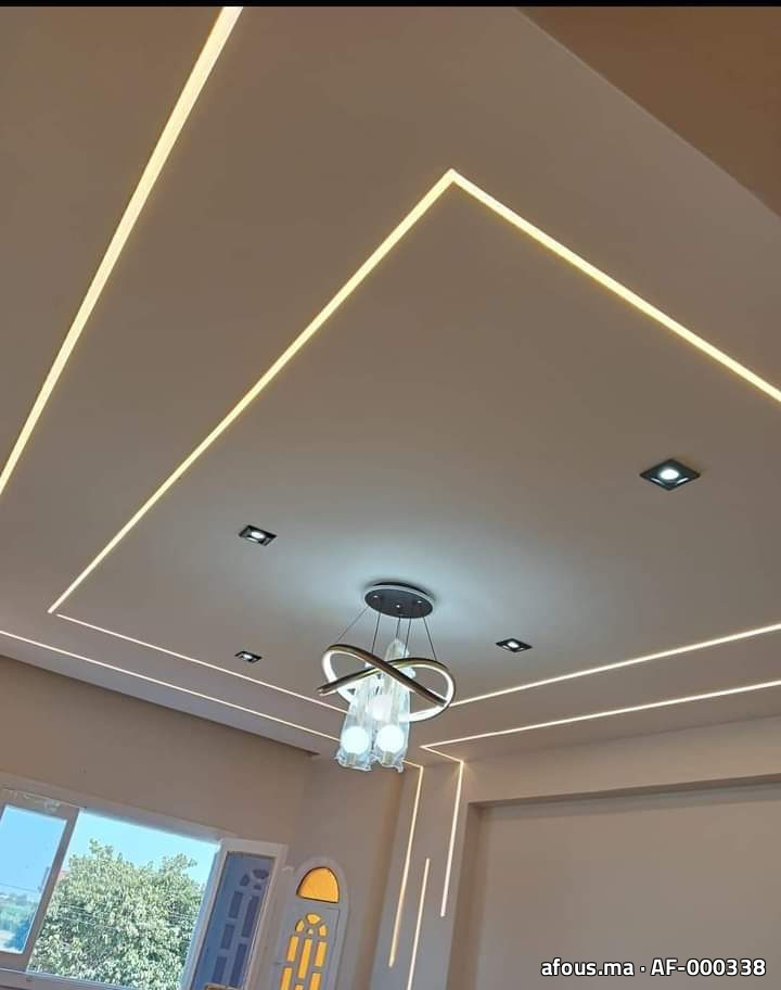 Faux plafond à rubans lumineux et suspension — Rabat