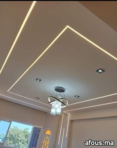 Faux plafond à rubans lumineux et suspension — Rabat