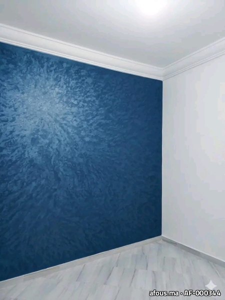 Mur en enduit décoratif bleu aux reflets nuancés