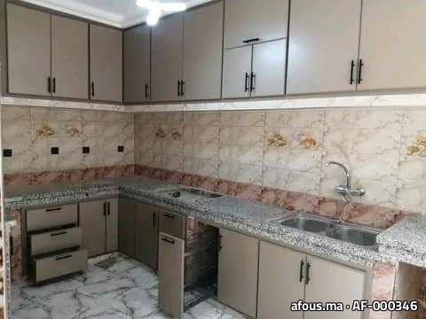 Cuisine équipée grise à plan de travail en granit — Casablanca