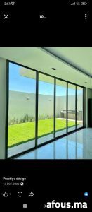 Baie vitrée coulissante en aluminium sur patio — Mohammédia