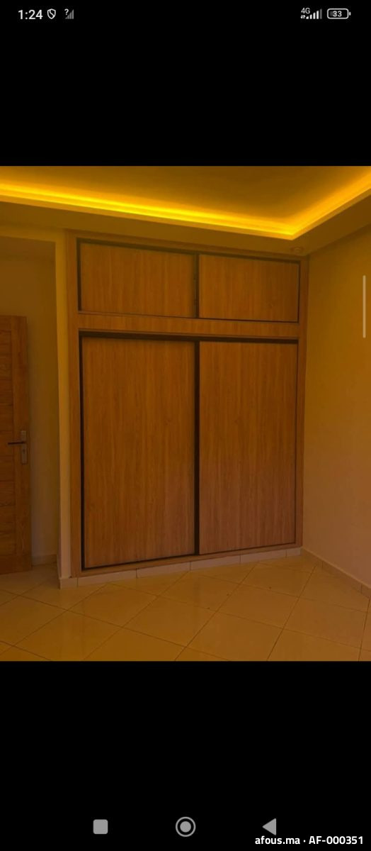 Placard coulissant en bois clair — Mohammédia