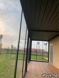 Veranda aluminium vitrée sur jardin — Casablanca