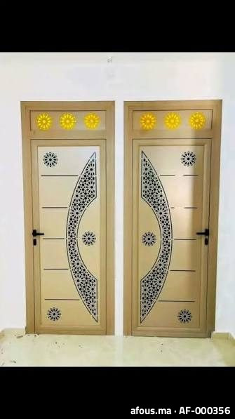 Portes en aluminium à décor ajouré et imposte à rosaces — Safi