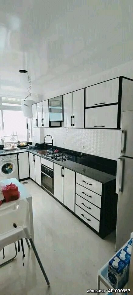 Cuisine linéaire blanche à liseret noir et plan granit noir — Casablanca