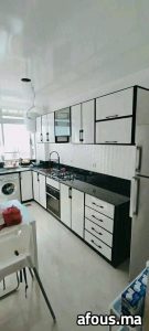 Cuisine linéaire blanche à liseret noir et plan granit noir — Casablanca