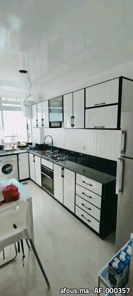 Cuisine linéaire blanche à liseret noir et plan granit noir — Casablanca