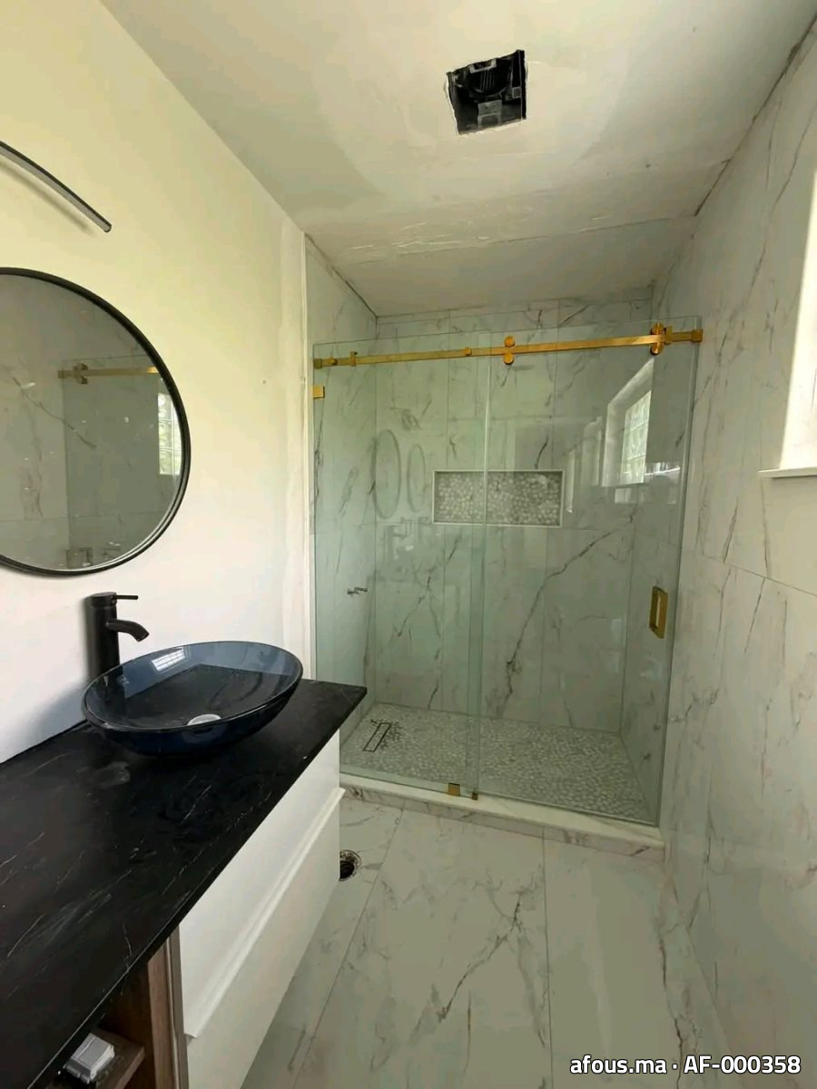 Salle de bain à paroi de douche en verre à rail doré — Casablanca