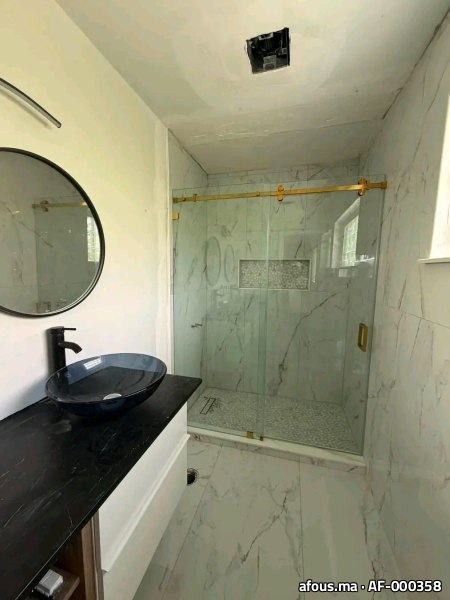 Salle de bain à paroi de douche en verre à rail doré — Casablanca