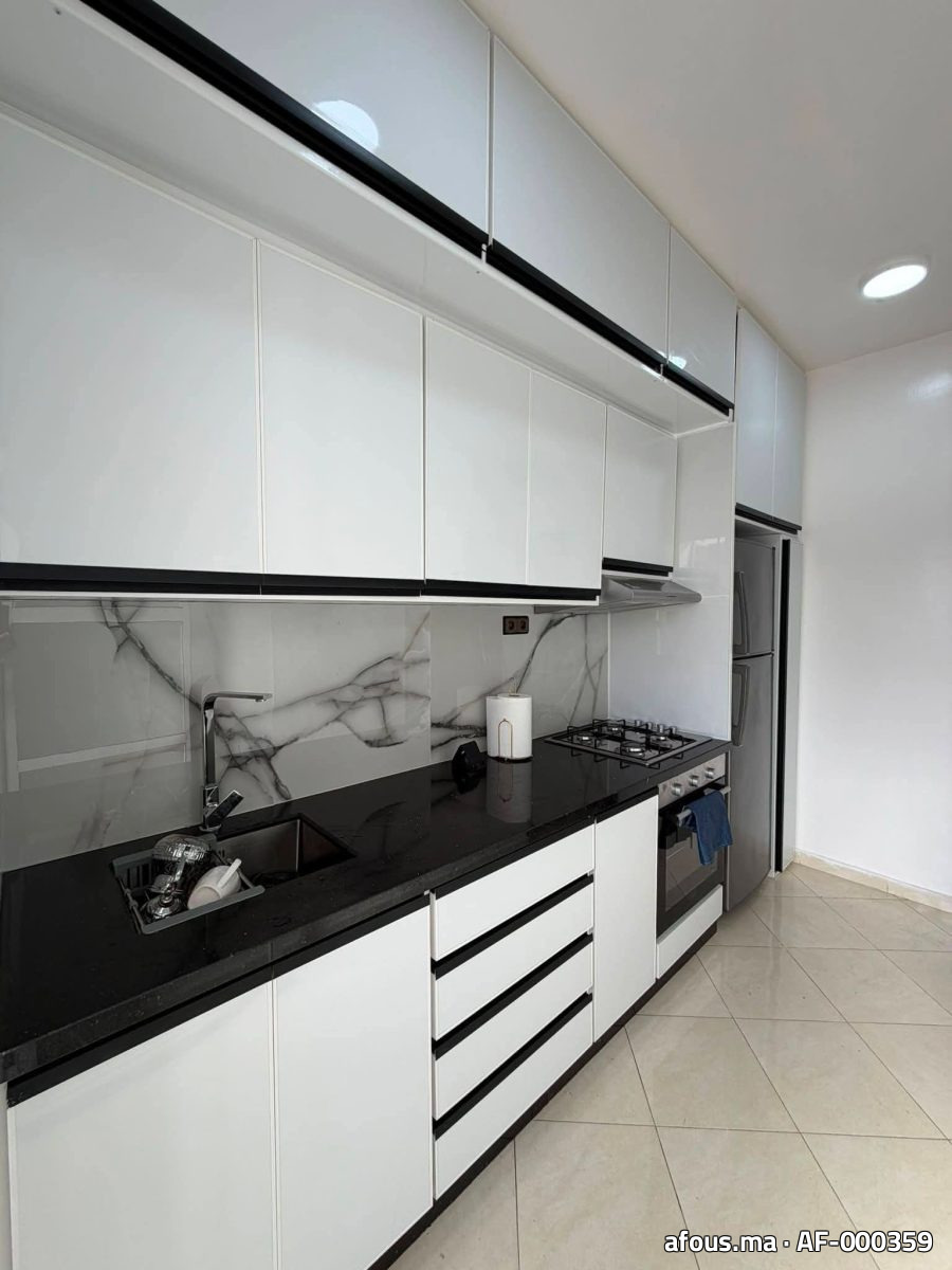 Cuisine linéaire blanche à liseret noir et plan de granit noir — Casablanca