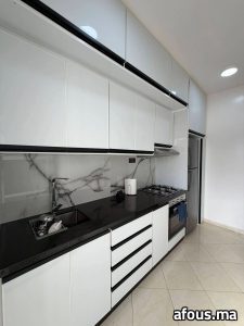 Cuisine linéaire blanche à liseret noir et plan de granit noir — Casablanca