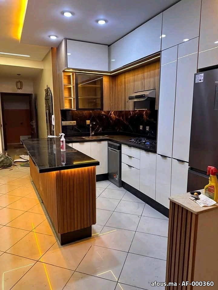 Cuisine blanche et noyer à vitrines noires et bar à tasseaux LED — Casablanca