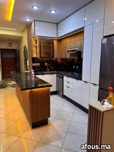 Cuisine blanche et noyer à vitrines noires et bar à tasseaux LED — Casablanca