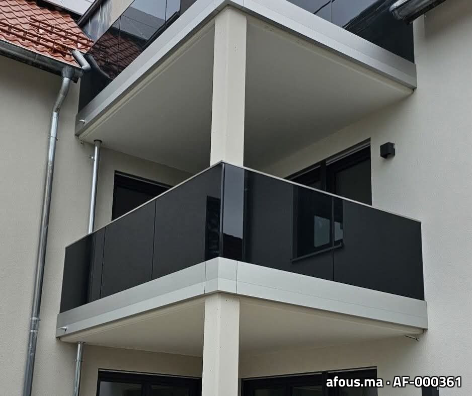 Garde-corps de balcon en verre feuillete noir à cadre alu blanc — Casablanca